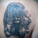 Фото тату на лопатке Лев 09.03.2020 №004 -tattoo on the shoulder- tattoo-photo.ru