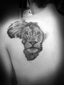 Фото тату на лопатке Лев 09.03.2020 №008 -tattoo on the shoulder- tattoo-photo.ru