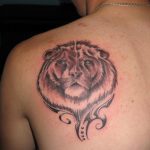 Фото тату на лопатке Лев 09.03.2020 №011 -tattoo on the shoulder- tattoo-photo.ru