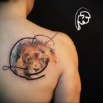 Фото тату на лопатке Лев 09.03.2020 №013 -tattoo on the shoulder- tattoo-photo.ru