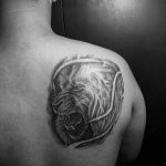 Фото тату на лопатке Лев 09.03.2020 №016 -tattoo on the shoulder- tattoo-photo.ru