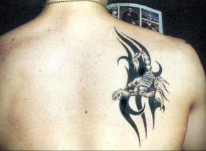 Фото тату на лопатке Скорпион 09.03.2020 №003 -tattoo on the shoulder- tattoo-photo.ru