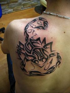 Фото тату на лопатке Скорпион 09.03.2020 №009 -tattoo on the shoulder- tattoo-photo.ru