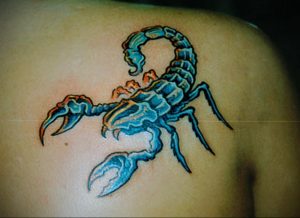 Фото тату на лопатке Скорпион 09.03.2020 №019 -tattoo on the shoulder- tattoo-photo.ru