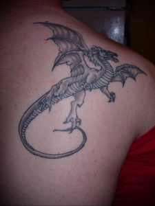 Фото тату на лопатке дракон 09.03.2020 №002 -tattoo on the shoulder- tattoo-photo.ru