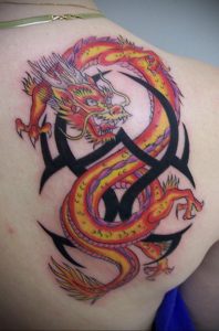 Фото тату на лопатке дракон 09.03.2020 №004 -tattoo on the shoulder- tattoo-photo.ru