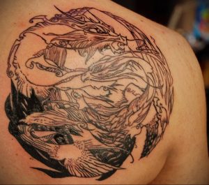 Фото тату на лопатке дракон 09.03.2020 №006 -tattoo on the shoulder- tattoo-photo.ru