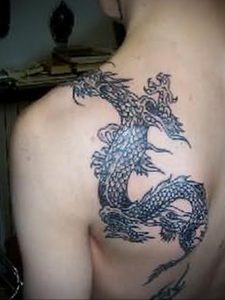 Фото тату на лопатке дракон 09.03.2020 №009 -tattoo on the shoulder- tattoo-photo.ru