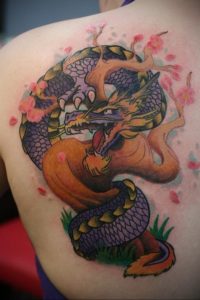 Фото тату на лопатке дракон 09.03.2020 №018 -tattoo on the shoulder- tattoo-photo.ru