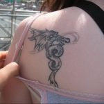 Фото тату на лопатке дракон 09.03.2020 №021 -tattoo on the shoulder- tattoo-photo.ru