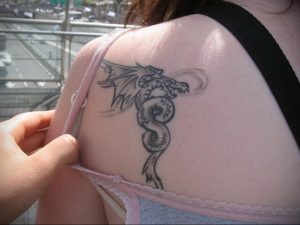 Фото тату на лопатке дракон 09.03.2020 №021 -tattoo on the shoulder- tattoo-photo.ru