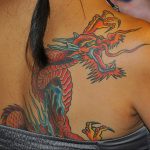 Фото тату на лопатке дракон 09.03.2020 №025 -tattoo on the shoulder- tattoo-photo.ru