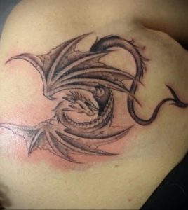 Фото тату на лопатке дракон 09.03.2020 №027 -tattoo on the shoulder- tattoo-photo.ru