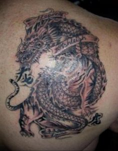 Фото тату на лопатке дракон 09.03.2020 №029 -tattoo on the shoulder- tattoo-photo.ru