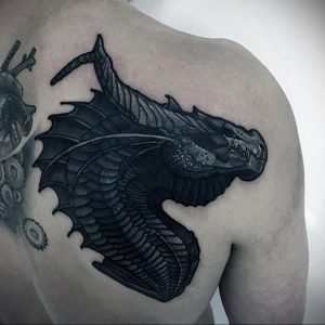 Фото тату на лопатке дракон 09.03.2020 №033 -tattoo on the shoulder- tattoo-photo.ru