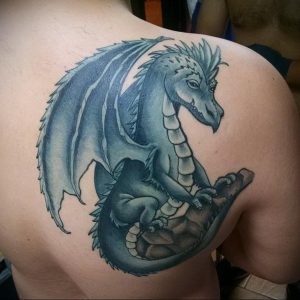 Фото тату на лопатке дракон 09.03.2020 №035 -tattoo on the shoulder- tattoo-photo.ru