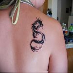 Фото тату на лопатке дракон 09.03.2020 №036 -tattoo on the shoulder- tattoo-photo.ru