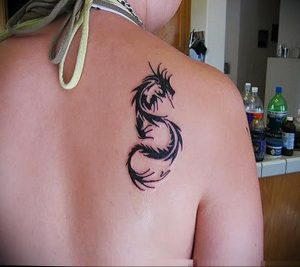 Фото тату на лопатке дракон 09.03.2020 №036 -tattoo on the shoulder- tattoo-photo.ru