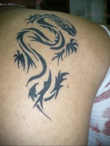 Фото тату на лопатке дракон 09.03.2020 №037 -tattoo on the shoulder- tattoo-photo.ru
