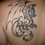 Фото тату на лопатке дракон 09.03.2020 №038 -tattoo on the shoulder- tattoo-photo.ru