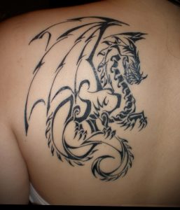 Фото тату на лопатке дракон 09.03.2020 №038 -tattoo on the shoulder- tattoo-photo.ru