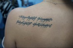 Фото тату надпись на лопатке 09.03.2020 №005 -tattoo on the shoulder- tattoo-photo.ru