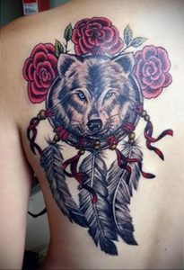 Фото тату с волком на лопатке 09.03.2020 №001 -tattoo on the shoulder- tattoo-photo.ru