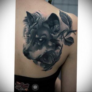 Фото тату с волком на лопатке 09.03.2020 №004 -tattoo on the shoulder- tattoo-photo.ru