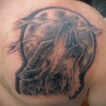 Фото тату с волком на лопатке 09.03.2020 №005 -tattoo on the shoulder- tattoo-photo.ru