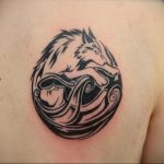 Фото тату с волком на лопатке 09.03.2020 №009 -tattoo on the shoulder- tattoo-photo.ru