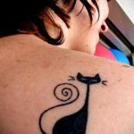 Фото тату с кошкой на лопатке 09.03.2020 №007 -tattoo on the shoulder- tattoo-photo.ru