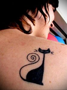 Фото тату с кошкой на лопатке 09.03.2020 №007 -tattoo on the shoulder- tattoo-photo.ru