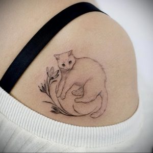 Фото тату с кошкой на лопатке 09.03.2020 №011 -tattoo on the shoulder- tattoo-photo.ru