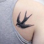 Фото тату с птицей на лопатке 09.03.2020 №003 -tattoo on the shoulder- tattoo-photo.ru