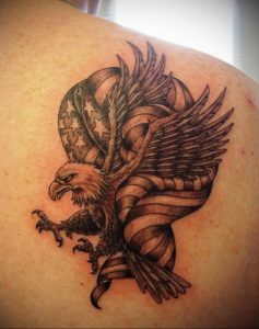 Фото тату с птицей на лопатке 09.03.2020 №004 -tattoo on the shoulder- tattoo-photo.ru