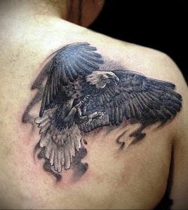 Фото тату с птицей на лопатке 09.03.2020 №007 -tattoo on the shoulder- tattoo-photo.ru