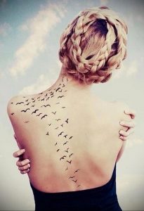 Фото тату с птицей на лопатке 09.03.2020 №009 -tattoo on the shoulder- tattoo-photo.ru