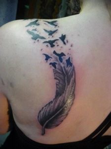 Фото тату с птицей на лопатке 09.03.2020 №010 -tattoo on the shoulder- tattoo-photo.ru