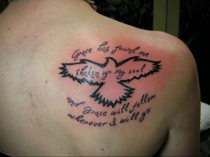 Фото тату с птицей на лопатке 09.03.2020 №024 -tattoo on the shoulder- tattoo-photo.ru