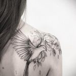 Фото тату с птицей на лопатке 09.03.2020 №027 -tattoo on the shoulder- tattoo-photo.ru