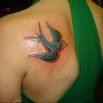 Фото тату с птицей на лопатке 09.03.2020 №028 -tattoo on the shoulder- tattoo-photo.ru