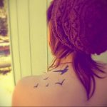Фото тату с птицей на лопатке 09.03.2020 №044 -tattoo on the shoulder- tattoo-photo.ru