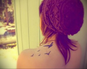 Фото тату с птицей на лопатке 09.03.2020 №044 -tattoo on the shoulder- tattoo-photo.ru