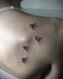 Фото тату с птицей на лопатке 09.03.2020 №048 -tattoo on the shoulder- tattoo-photo.ru
