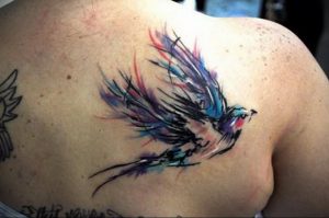 Фото тату с птицей на лопатке 09.03.2020 №055 -tattoo on the shoulder- tattoo-photo.ru