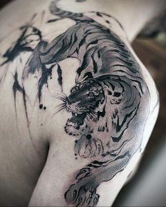 Фото тату с тигром на лопатке 09.03.2020 №001 -tattoo on the shoulder- tattoo-photo.ru