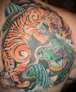 Фото тату с тигром на лопатке 09.03.2020 №003 -tattoo on the shoulder- tattoo-photo.ru