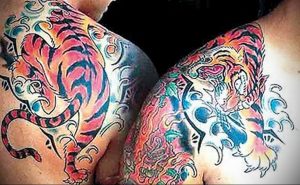 Фото тату с тигром на лопатке 09.03.2020 №004 -tattoo on the shoulder- tattoo-photo.ru