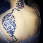 Фото тату с тигром на лопатке 09.03.2020 №006 -tattoo on the shoulder- tattoo-photo.ru