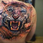 Фото тату с тигром на лопатке 09.03.2020 №007 -tattoo on the shoulder- tattoo-photo.ru